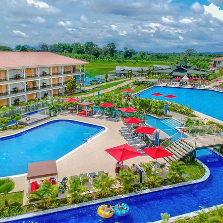 Hotel Campestre Las Camelias Pueblo Tapao Exterior photo The resort's swimming pool