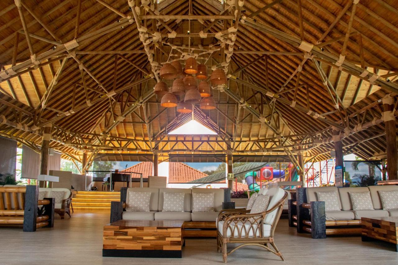 Hotel Campestre Las Camelias Pueblo Tapao Exterior photo The interior of the airport