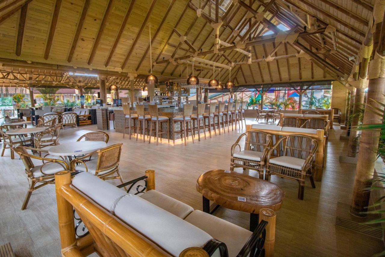 Hotel Campestre Las Camelias Pueblo Tapao Exterior photo The interior of the resort's main bar