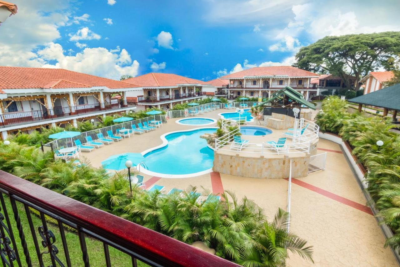 Hotel Campestre Las Camelias Pueblo Tapao Exterior photo Hotel's swimming pool