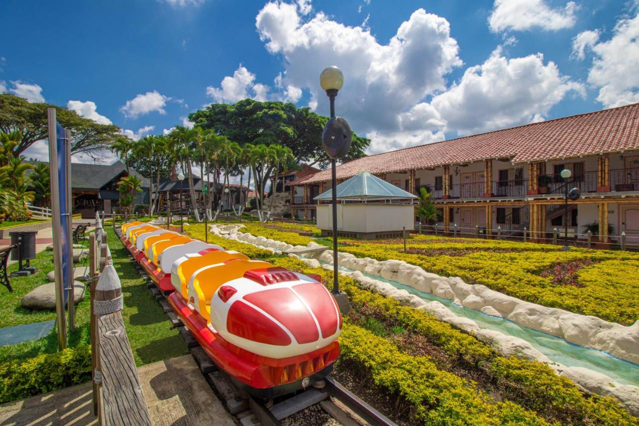 Hotel Campestre Las Camelias Pueblo Tapao Exterior photo The train