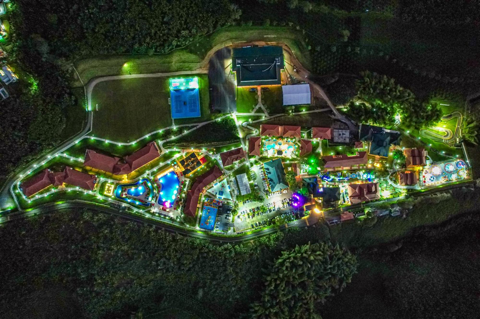 Hotel Campestre Las Camelias Pueblo Tapao Exterior photo Aerial view of the resort at night