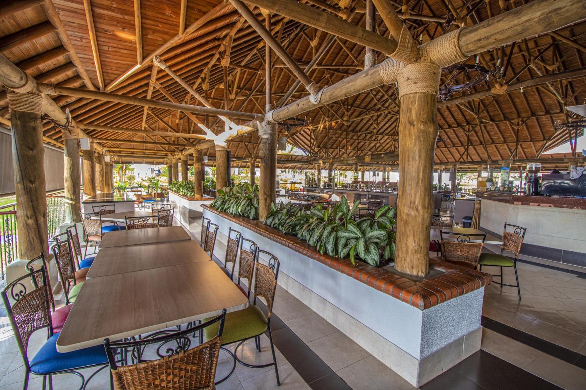 Hotel Campestre Las Camelias Pueblo Tapao Exterior photo Interior of the airport