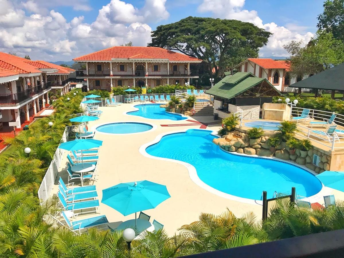 Hotel Campestre Las Camelias Pueblo Tapao Exterior photo The pool at the hotel